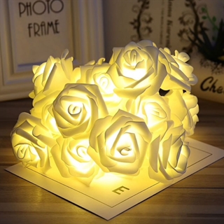 LED lyskæde med hvide roser